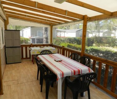 Terrasse couverte avec table et chaises du mobil home 562 3 ch Siblu La Reserve