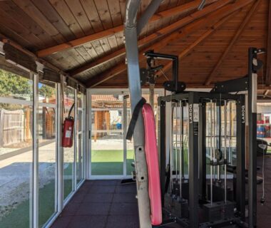 Salle de fitness couverte avec appareils dans le village du mobil home 562 3 ch Siblu La Reserve