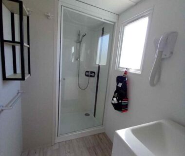 Salle de bain avec cabine de douche dans le mobil home 6 pers du Domaine de la Pommeraie