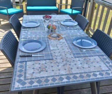 Terrasse avec table carrelée et chaises du mobil home 6 pers du camping Domaine de la Pommeraie Trégunc
