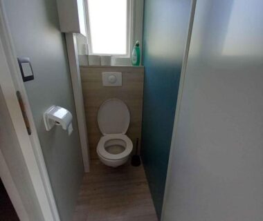 WC étroit avec toilette et fenêtre du mobil home 6 pers camping 4 étoiles Domaine de la Pommeraie Trégunc