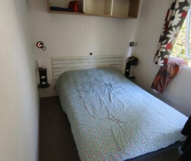 Chambre avec lit double dans le mobil home 6 personnes