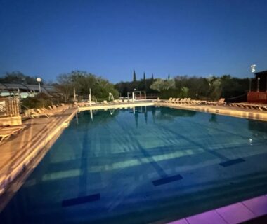 Au camping en Ardèche piscine nocturne avec transats mobil home 6 personnes