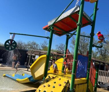 Aire de jeux aquatique avec toboggan sous ciel bleu au mobil home 6 personnes