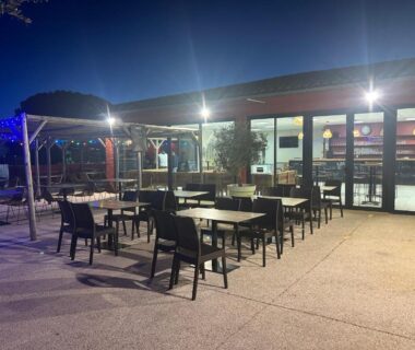 Terrasse extérieure avec tables et chaises au camping devant le mobil home 6 personnes