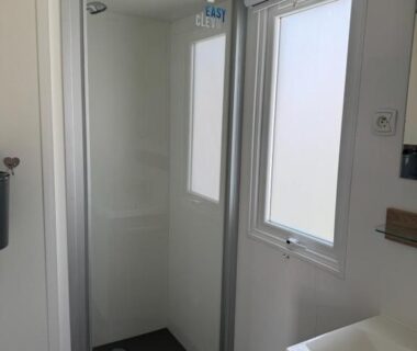 Salle d'eau avec cabine de douche et lavabo dans le mobil home 6 personnes accès direct plage