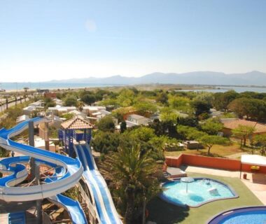 Vue du parc aquatique avec toboggans et la plage du mobil home 6 personnes accès direct plage