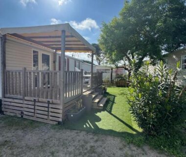 Terrasse en bois et jardin du mobil home 6 personnes accès direct plage