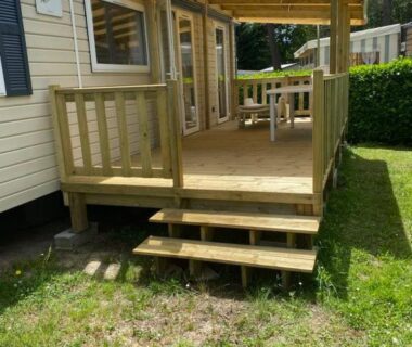 Terrasse en bois couverte avec table et chaises du mobil home 742