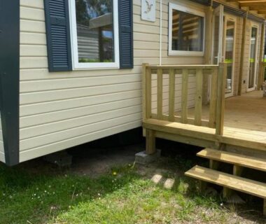 Terrasse en bois devant la façade du mobil home 742