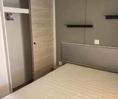 Chambre avec lit et armoire dans le mobil home 742