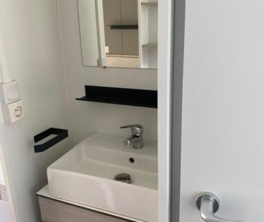 Salle d'eau avec lavabo miroir et meuble dans le mobil home 742