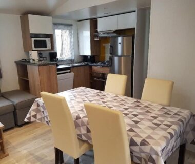 Intérieur avec coin repas kitchenette et canapé du mobil home 8 pers à Saint Jean de Monts camping 4 étoiles