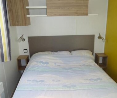 Chambre avec lit double dans le mobil home 8 pers à Saint Jean de Monts camping 4 étoiles