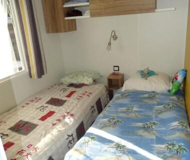 Chambre avec deux lits dans le mobil home 8 pers à Saint Jean de Monts camping 4 étoiles