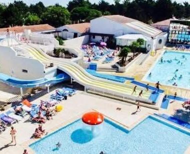Piscine avec toboggans et solarium du mobil home 8 pers à Saint Jean de Monts camping 4 étoiles