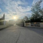 Entrée du Domaine des Iscles avec portail et ciel lumineux au mobil home AU SOLEIL