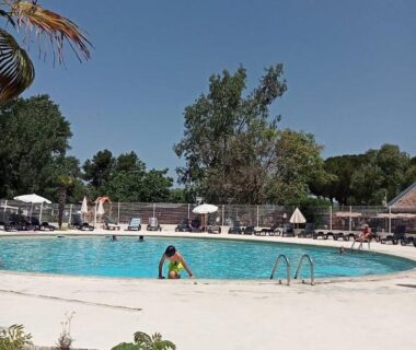 Piscine circulaire avec un enfant au mobil home AU SOLEIL