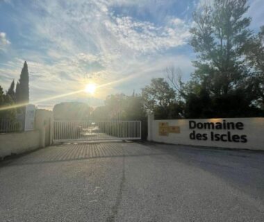 Entrée du Domaine des Iscles avec portail et ciel lumineux au mobil home AU SOLEIL