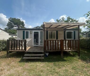 Façade et terrasse en bois sur pelouse du mobil home AU SOLEIL