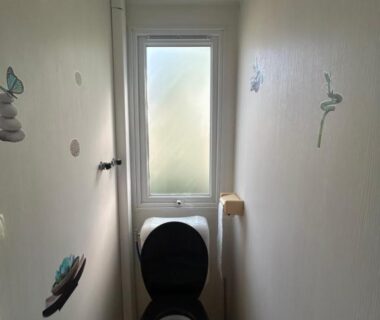 WC étroit avec fenêtre dans le mobil home AU SOLEIL