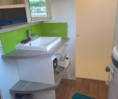 Salle d'eau avec lavabo et plan vasque dans le mobil home Confort Landes 38m2
