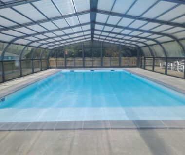 Piscine couverte avec abri transparent au camping du mobil home Confort Landes 38m2