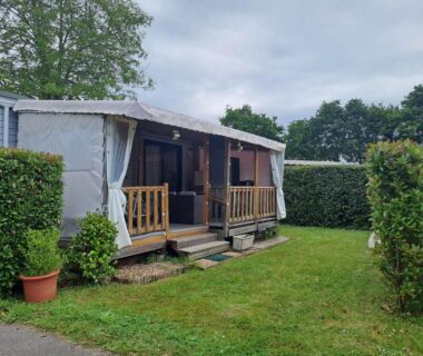 Terrasse et jardinet devant le mobil home Confort Landes 38m2