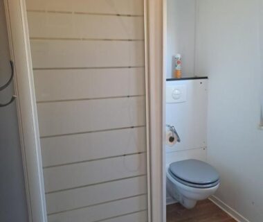 Salle d'eau avec cabine de douche et WC du mobil home Confort Landes 38m2