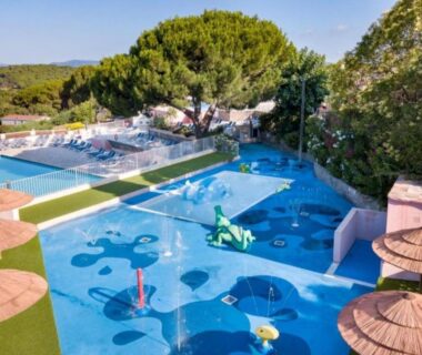 Piscine ludique avec toboggan jets et parasols au mobil home Gassin