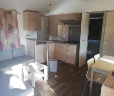 Séjour avec kitchenette canapé et table dans le mobil home Gassin