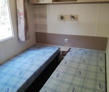 Chambre avec deux lits simples dans le mobil home Gassin