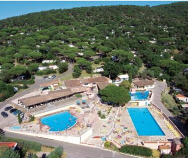 Complexe avec piscines extérieures et solarium au mobil home Gassin