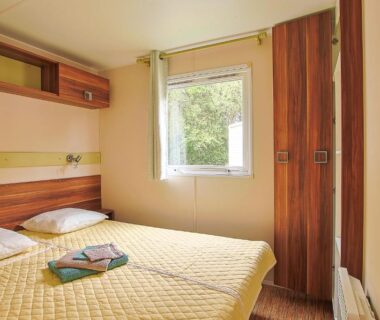 Chambre avec lits jumeaux et fenêtre dans le mobil-home Le Marie Elodie 85