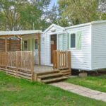 Terrasse en bois devant mobil-home dans le camping Le Marie Elodie 85