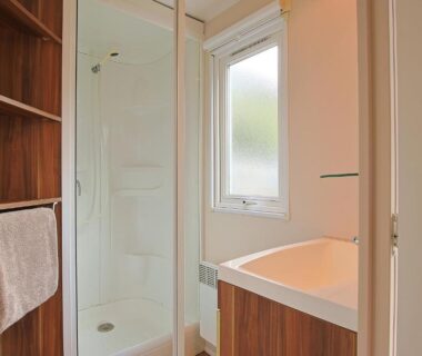Salle de bain avec douche et lavabo dans le mobil-home Le Marie Elodie 85