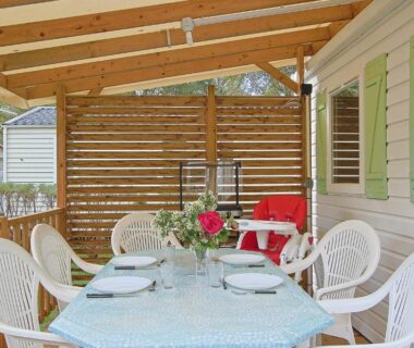 Terrasse couverte avec table et chaises du mobil-home Le Marie Elodie 85