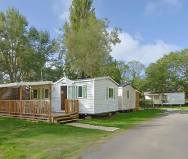 Mobil-home avec terrasse sur pelouse au camping Le Marie Elodie 85