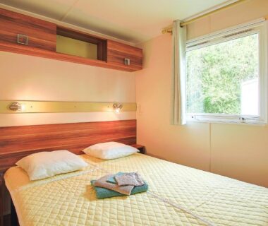Chambre double avec lit et fenêtre dans le mobil-home Le Marie Elodie 85