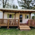 Terrasse en bois et façade du mobil home à proximité d'Europapark et de Rulantica