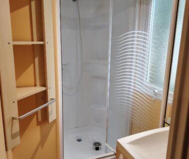 Salle d'eau avec cabine de douche et lavabo du mobil home à proximité d'Europapark et de Rulantica
