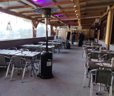 Terrasse couverte avec tables et chauffages au mobil-home à proximité d'Europapark et de Rulantica