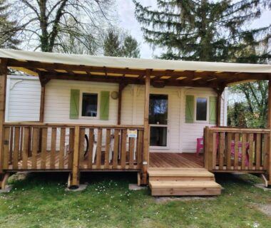 Terrasse en bois et façade du mobil home à proximité d'Europapark et de Rulantica