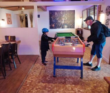 Salle de jeux avec baby-foot dans le mobil home à proximité d’Europapark et de Rulantica