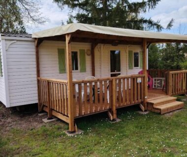 Terrasse en bois et pelouse devant le mobil home à proximité d'Europapark et de Rulantica