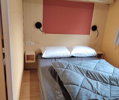 Chambre avec lit double et rangements dans le mobil home à proximité d'Europapark et de Rulantica