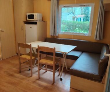 Intérieur coin repas avec banquette et fenêtre dans le mobil home à proximité d'Europapark et de Rulantica