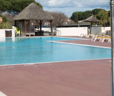 Piscine extérieure avec pergolas et transats au mobil home au lac des rêves