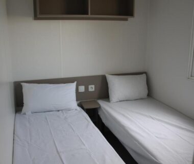 Chambre avec deux lits simples dans le mobil home au lac des rêves