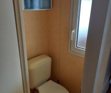WC compact dans le mobil home du camping *** les ollivaud